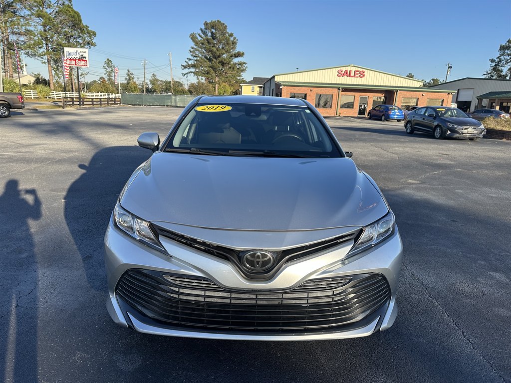 2019 Toyota Camry LE's photo