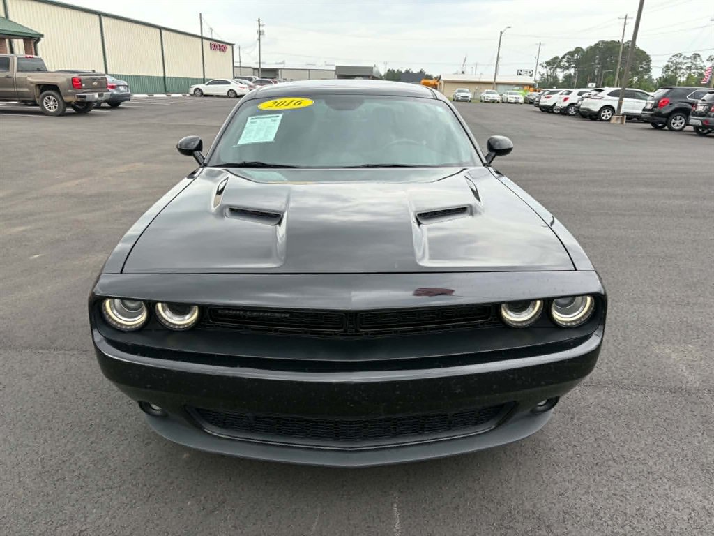 2016 Dodge Challenger SXT's photo