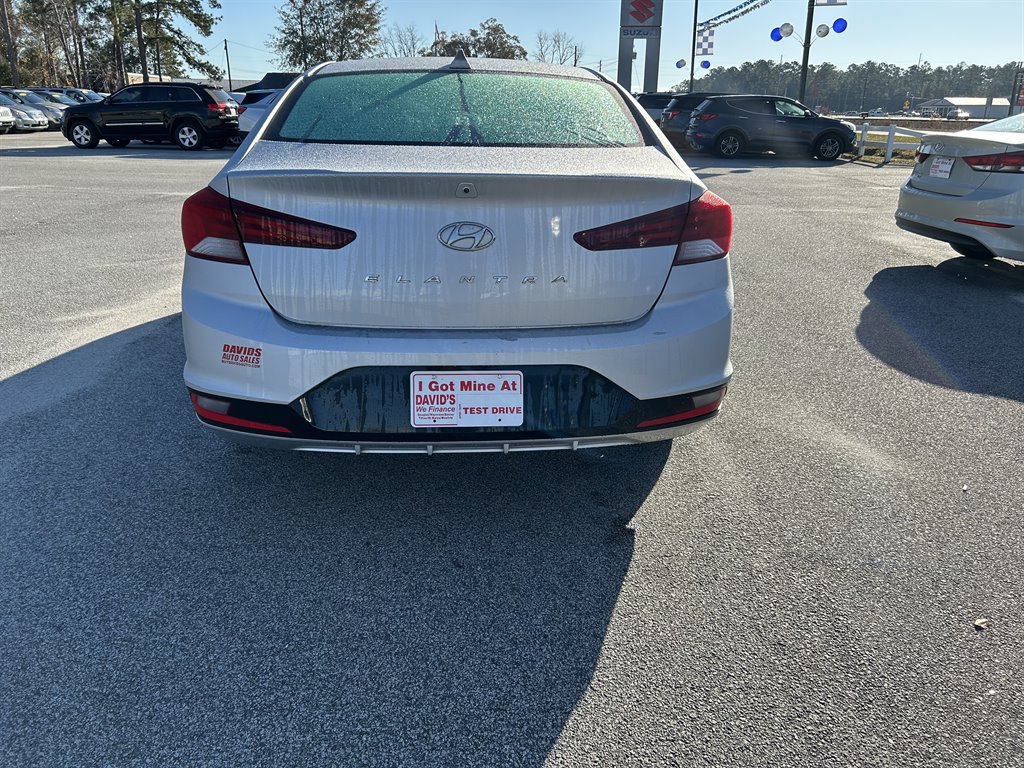 2019 Hyundai Elantra SEL photo 3