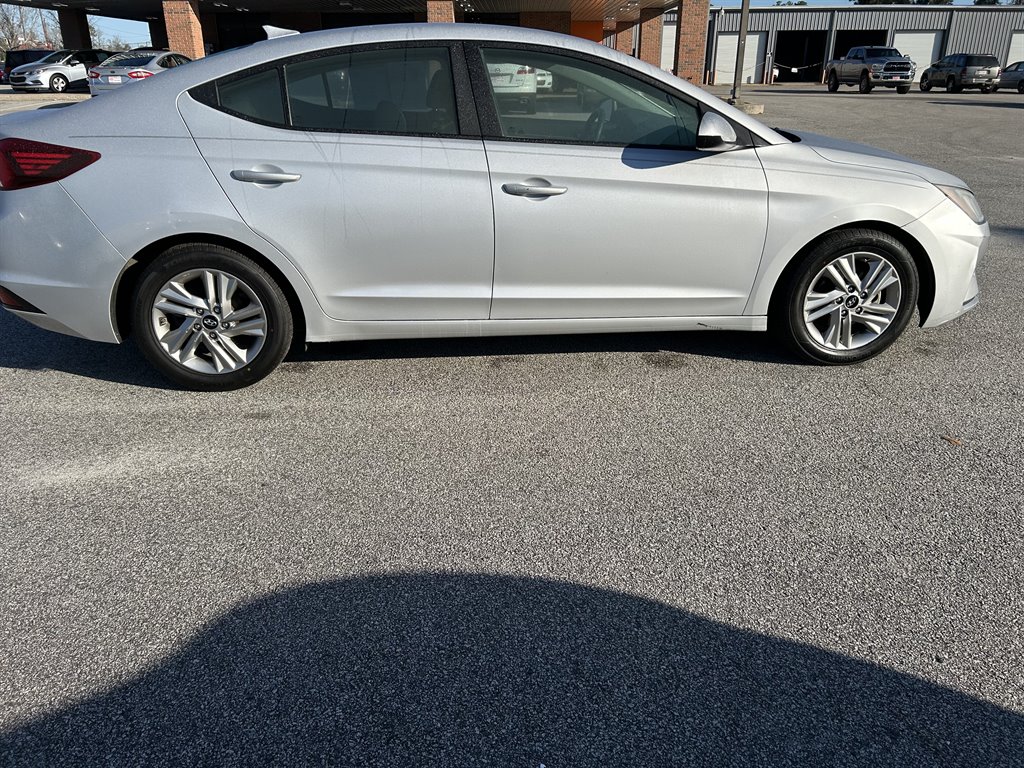 2019 Hyundai Elantra SEL photo 4