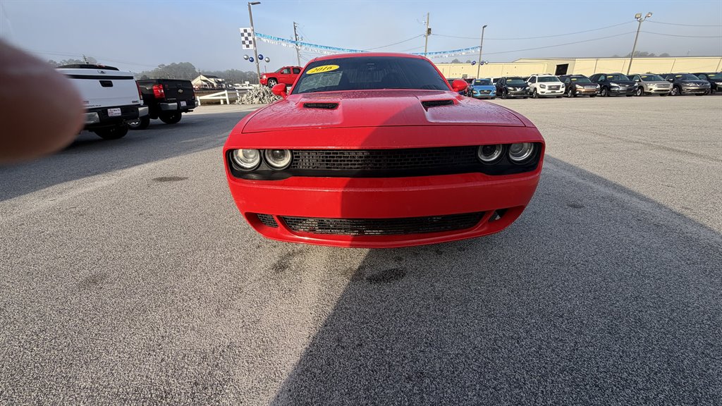 2016 Dodge Challenger SXT's photo