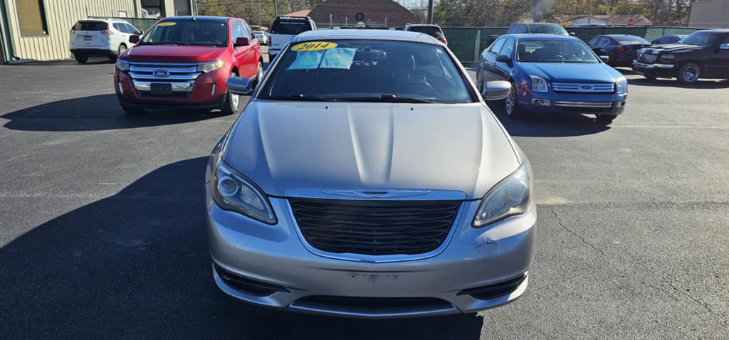 Chrysler 200's photo