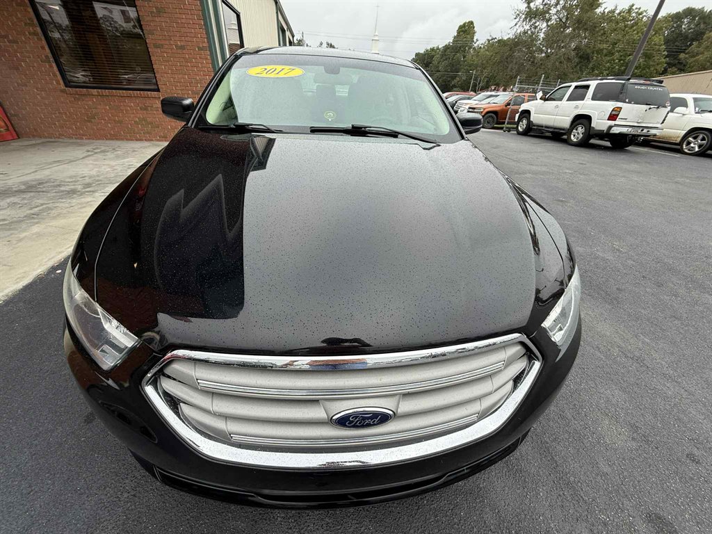2017 Ford Taurus SE's photo