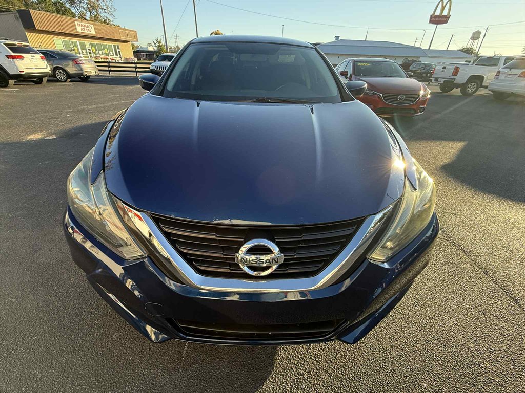 2017 Nissan Altima SR's photo