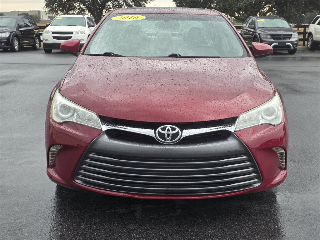2016 Toyota Camry LE's photo