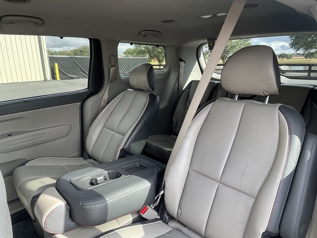 2017 Kia Sedona LX photo 5