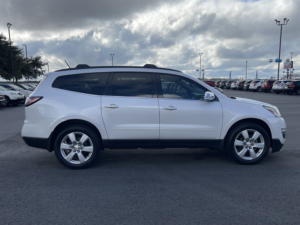 2016 Chevrolet Traverse 1LT photo 2