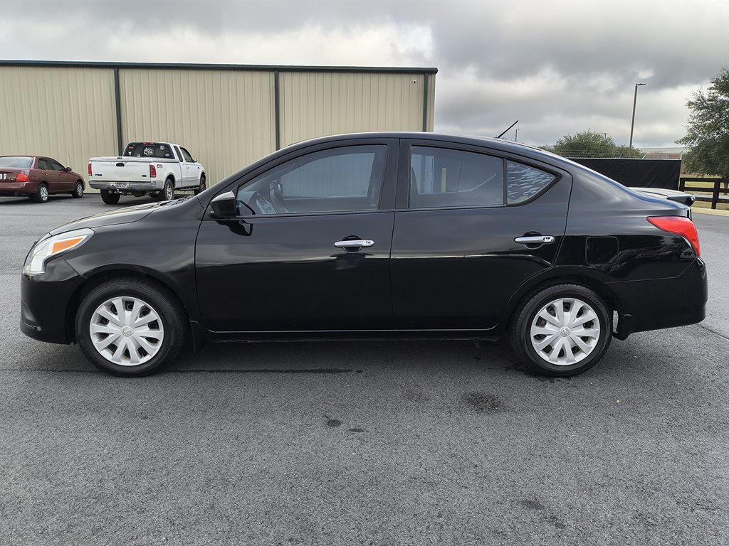 2017 Nissan Versa Sedan SV photo 3