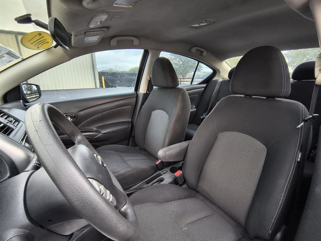 2017 Nissan Versa Sedan SV photo 4