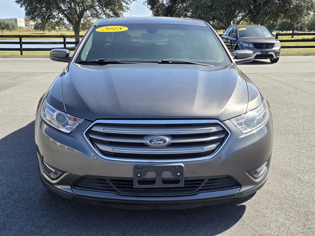 2018 Ford Taurus SEL's photo