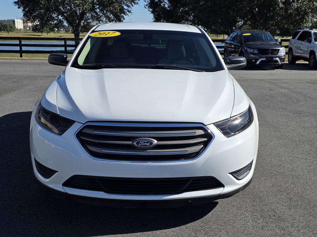 2017 Ford Taurus SE's photo
