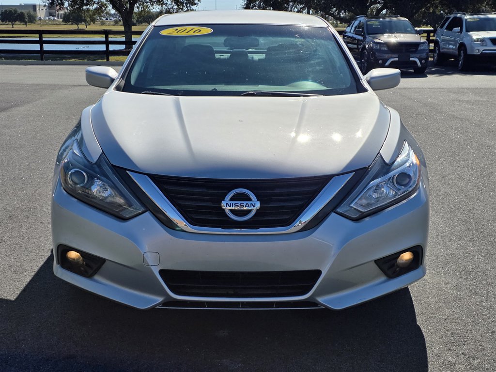 2016 Nissan Altima SR's photo