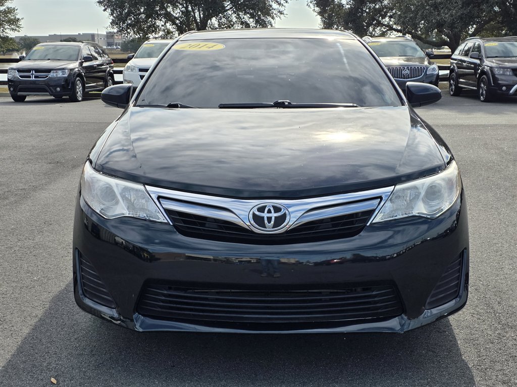2014 Toyota Camry LE's photo